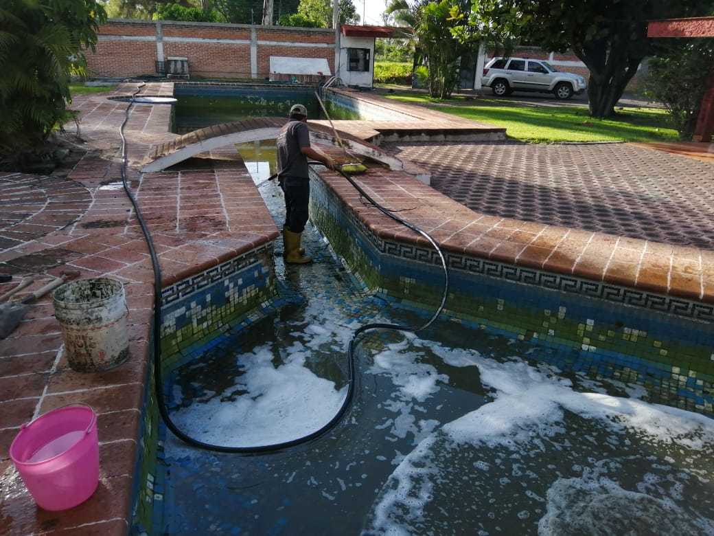 LAVADO Y DESINFECCIÓN DE ALBERCAS/PISCINAS.